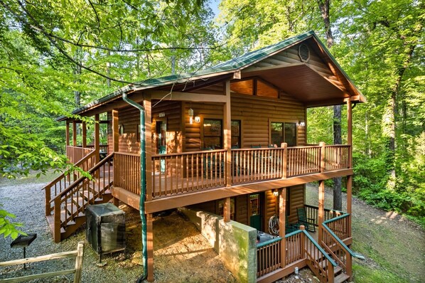 Exterior - Private Smoky Mtn Cabin:Hot Tub,Firepit,Pool Table (Sevierville)