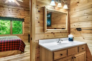 2 bedrooms, iron/ironing board, travel crib, free WiFi - Private Smoky Mtn Cabin:Hot Tub,Firepit,Pool Table (Sevierville)