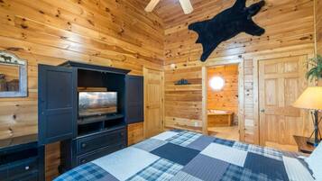 2 bedrooms, iron/ironing board, travel crib, free WiFi