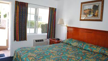 Chambre Simple Confort, 1 très grand lit, non-fumeurs | Bureau, fer et planche à repasser, Wi-Fi gratuit, draps fournis