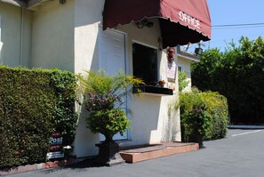 Front of property - Rose Bowl Motel (Los Angeles)