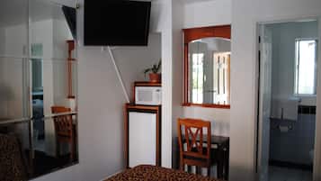 Chambre Simple Confort, 1 très grand lit, non-fumeurs | Bureau, fer et planche à repasser, Wi-Fi gratuit, draps fournis