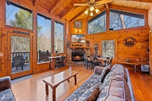 Een smart-tv, een open haard en videogames