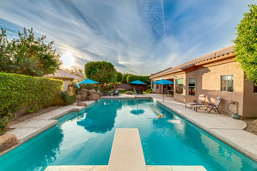 Relaxing getaway HEATED POOL AND HOT TUB 