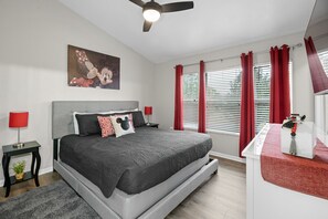 3 Schlafzimmer, Schreibtisch, Bügeleisen/Bügelbrett, Reisekinderbett