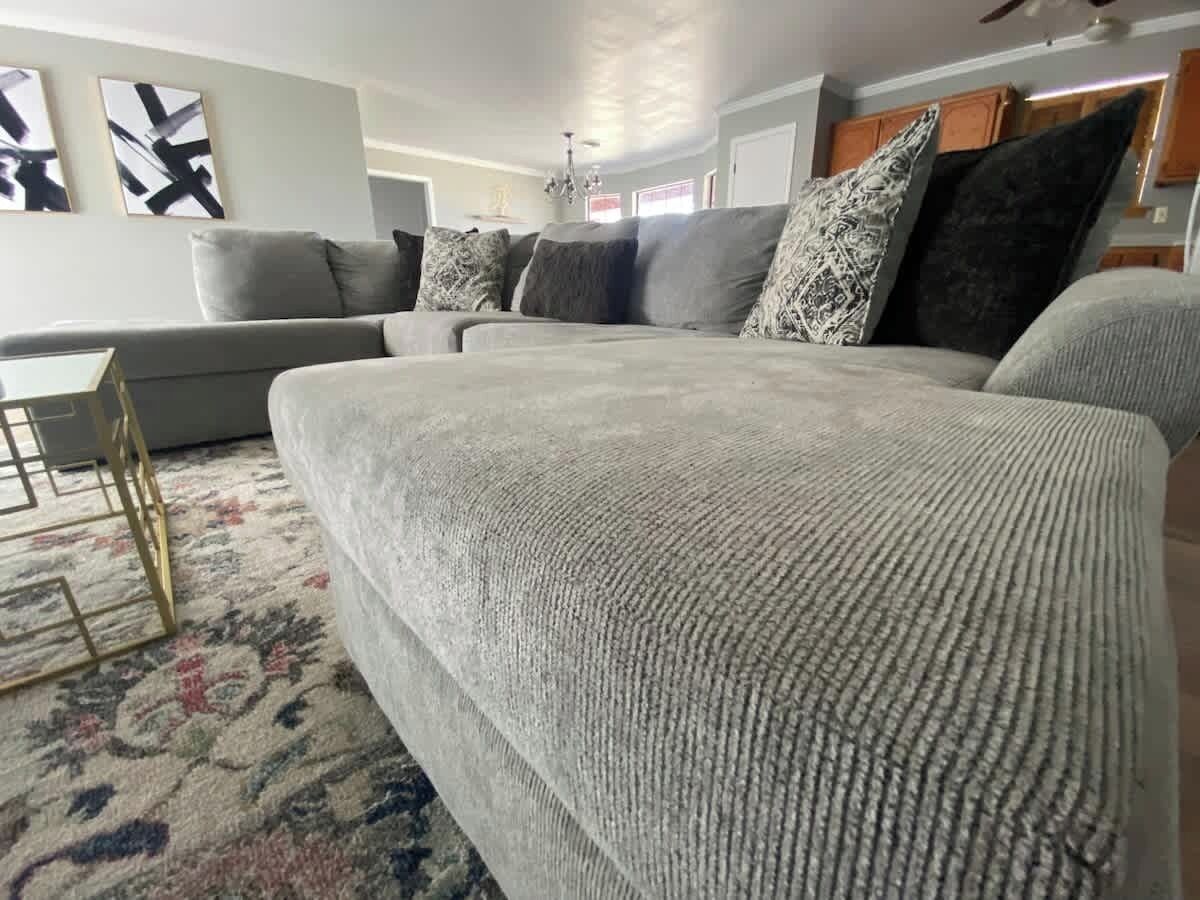 Een televisie, een open haard en een kantoor