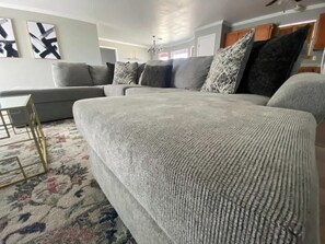 TV, peis og kontorer