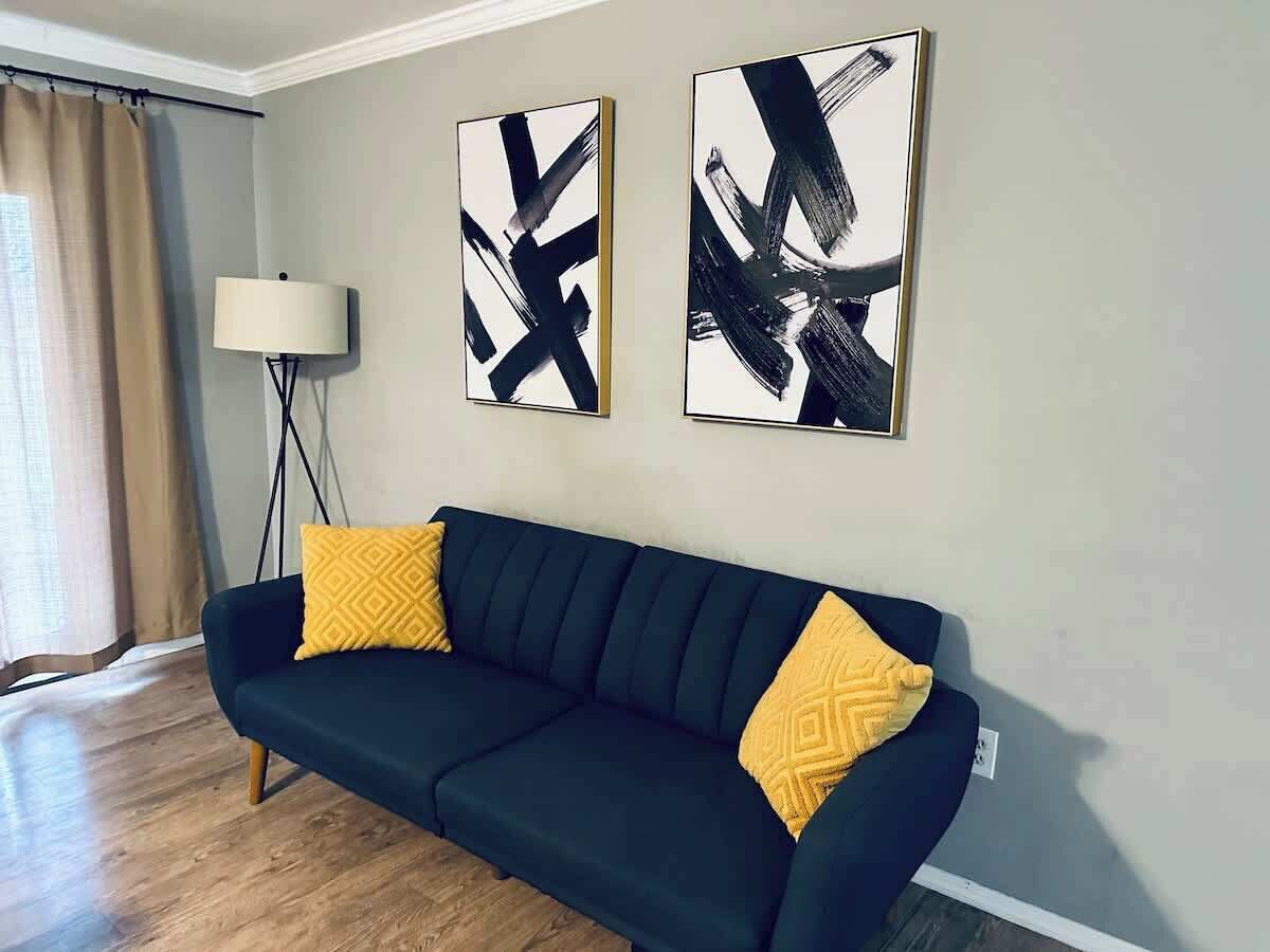 Televisión, chimenea y oficina 