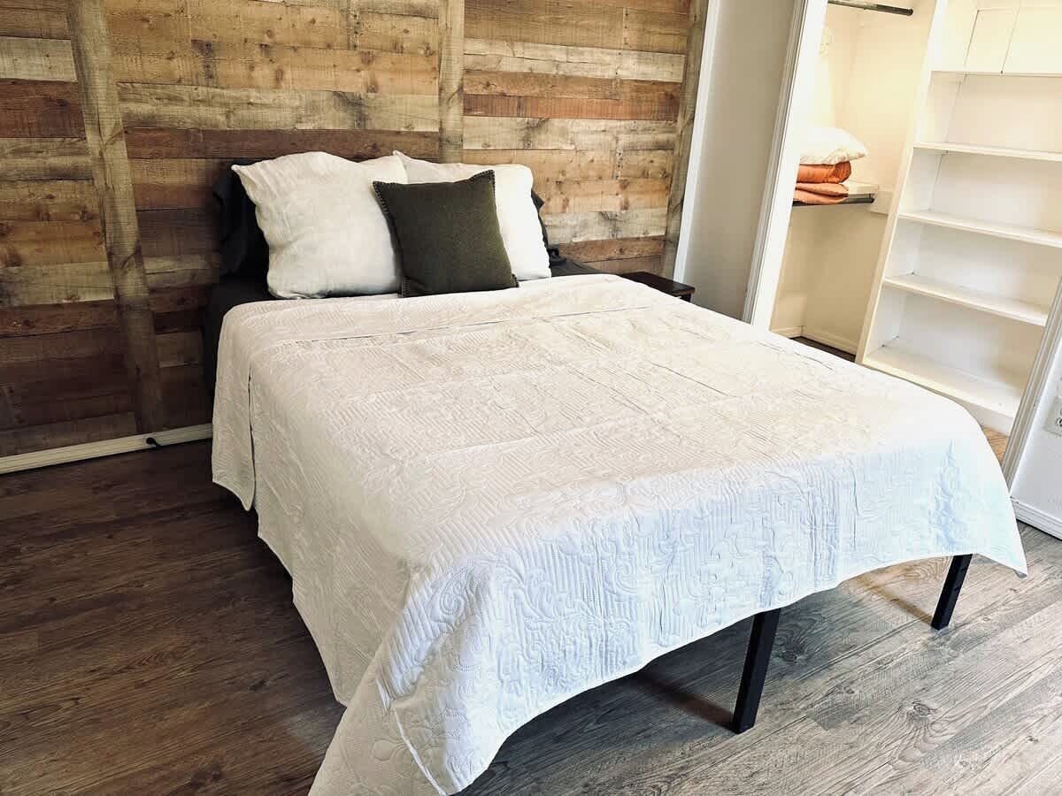 4 habitaciones, tabla de planchar con plancha, wifi y ropa de cama 