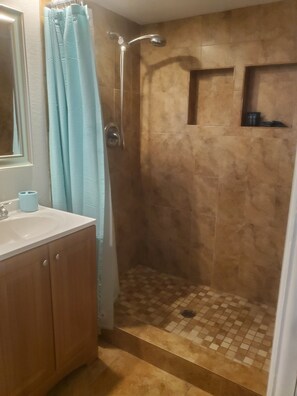 Combined shower/bathtub - Sunrise 2. (Port Richey)