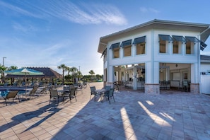 Ein Resort mit Poolbereich, Außenbereich zum Sitzen und überdachter Essbereich.