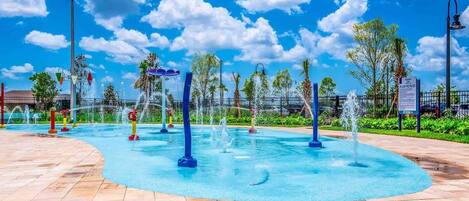 Una piscina al aire libre, una piscina climatizada