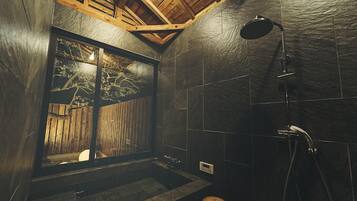 Vila Standar, Bebas Asap Rokok | Kamar mandi | Bathtub dan shower terpisah, pengering rambut,  dan sandal