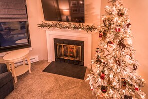 Interior - SilverCreek-2 Bedroom, 2 Bath Condo on the slopes w/ night skiing! (Snowshoe)