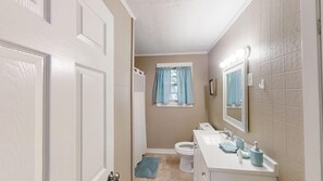 Combined shower/bathtub, hair dryer, towels