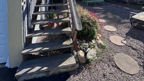A wooden staircase leading to a porch with a view of a backyard. - WFH surfer dream spot in Morro Bay - Looking for a March & April booking (Morro Bay)