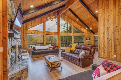 Summit Cabin! Stunning home Loaded with amenities!