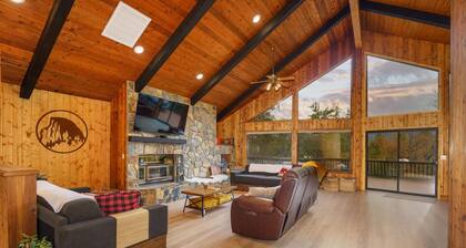 Summit Cabin! Stunning home Loaded with amenities!