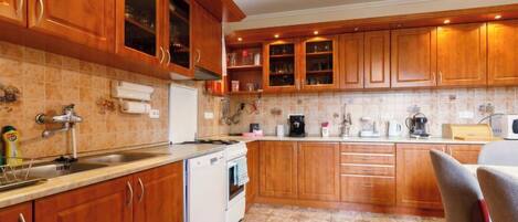 ثلاجة، ميكروويف، فرن، غسالة أطباق