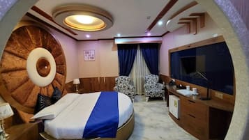 Suite, City View | Egyptian cotton sheets, premium bedding, pillow-top beds, desk