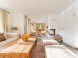 TV, fireplace - Detached chalet with wellness in Mauterndorf (Mauterndorf)