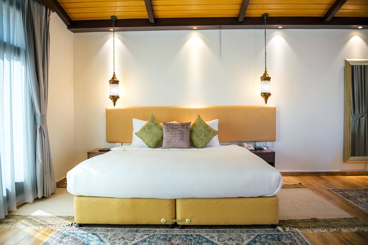 Superior Room | Peti besi dalam bilik, meja, ruang kerja komputer riba, kalis bunyi 