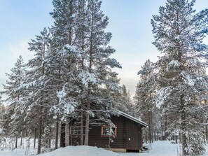 A log cabin surrounded by snow-covered trees. - Villa lempi by Interhome (Äkäslompolo)
