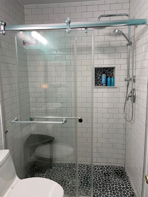 Combined shower/bathtub - OCEAN BLOCK Downtown Rehoboth Beach 2BR Condo Sleeps 6 (Rehoboth Beach)
