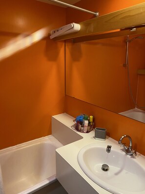 Een bad, een haardroger, toiletpapier