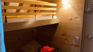A bunk bed room with a red backpack on the lower bunk. - Coquet studio, heart of the resort, sleeps 4, south-west facing (Bourg-Saint-Maurice)