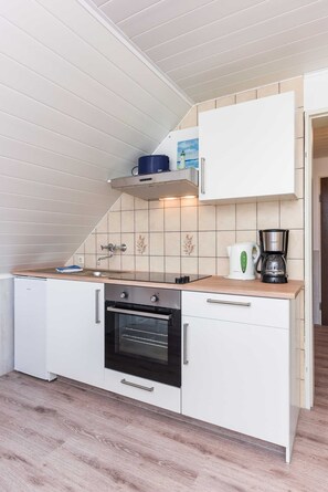 Een koelkast, een oven