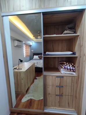 2 Schlafzimmer, Zimmersafe, Schreibtisch, Bügeleisen/Bügelbrett