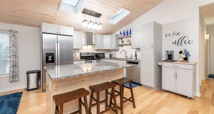 South Haven Great Lake Getaway Centrally located to downtown South Haven and South Beach