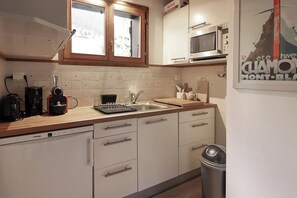 Køleskab, mikrobølgeovn, kogeplade, kaffe-/temaskine