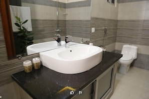 Shower, free toiletries, towels