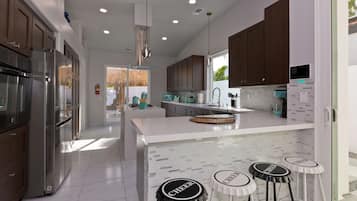 Een koelkast, een microgolfoven, een oven, een kookplaat