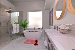Bathtub, hair dryer, towels, soap - Palm Springs Tropical Paradise (Palm Springs)