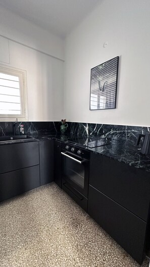 Fridge, oven, coffee/tea maker, electric kettle