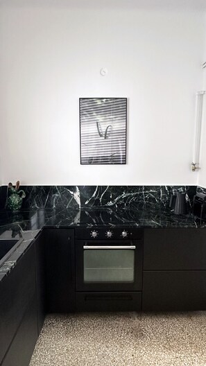 Kühlschrank, Ofen, Wasserkocher mit Kaffee-/Teezubehör, Wasserkocher