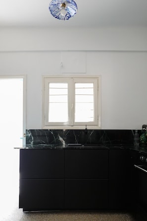 Wasserkocher mit Kaffee-/Teezubehör, Kühlschrank, Ofen, Wasserkocher