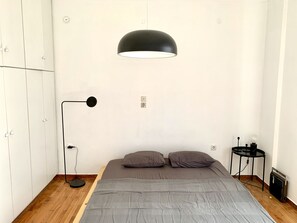2 Schlafzimmer, Bügeleisen/Bügelbrett