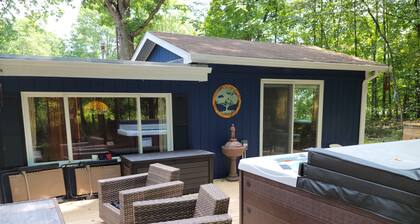 Cheerful 2 Bedroom Cottage with Hot Tub near Lake