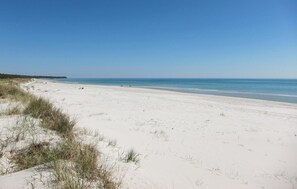 A wide sandy beach with sparse vegetation and a clear blue sky. - 3 bedroom amazing home in Nexø (Nexø)