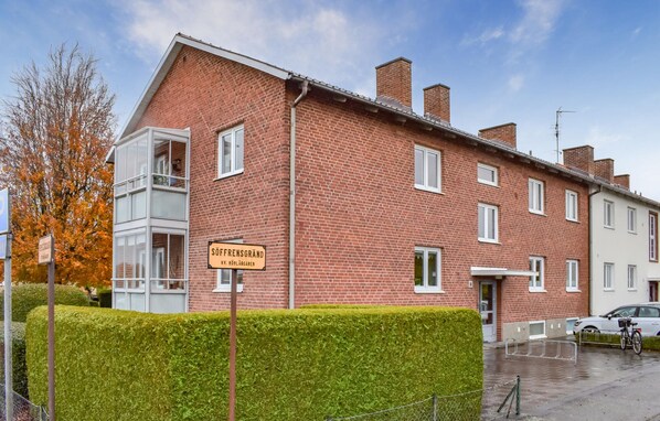 Un edificio de ladrillo rojo con un letrero que dice "SÖFFRENSGRAND" y "KV. HÖRLÄGGAREN".