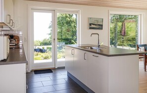 Fridge, stovetop, dishwasher - Stunning home in Allinge (Allinge)