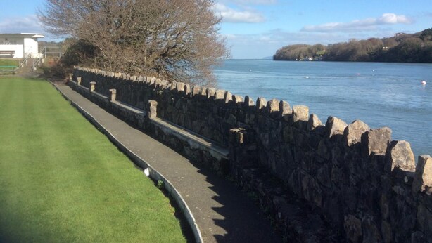 A stone wall beside a body of water, a grassy area, and a building with steps leading up to it. - Lovely 4-bed Victorian House in Bangor by the sea (Bangor)