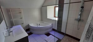 Bañera con ducha, secador de pelo