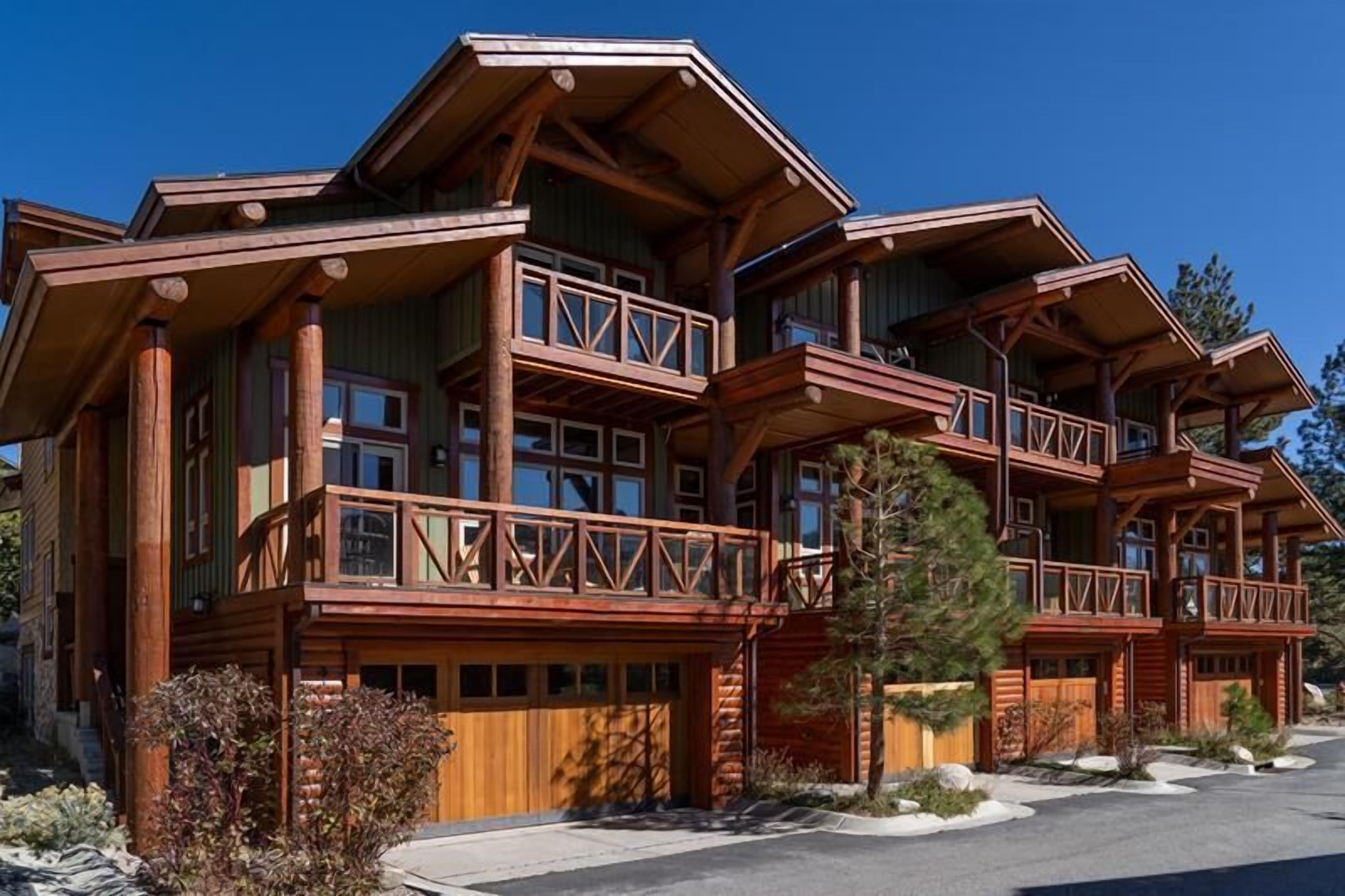 Grand 4 bdrm Plus Den Townhome with private spa at the lifts