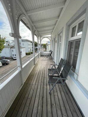 Terrace/patio - Spacious accommodation in a historic seaside villa just 50 m from the beach. (Binz)