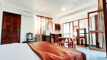 3 bedrooms, free WiFi, bed sheets, wheelchair access